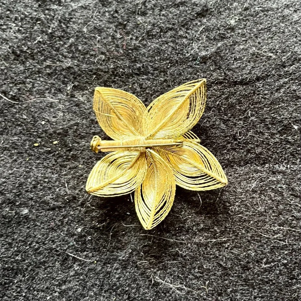 Vintage Gold-Tone Wire Flower Pin - Picture 5 of 6